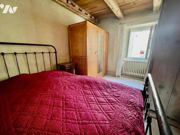 A VENDRE ANCIEN CAFE ET GARAGE A  SAINT DENIS EN MARGERIDE