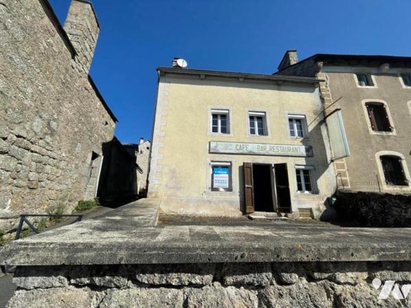 A VENDRE ANCIEN CAFE ET GARAGE A  SAINT DENIS EN MARGERIDE
