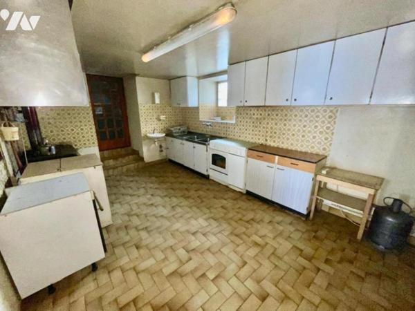 A VENDRE ANCIEN CAFE ET GARAGE A  SAINT DENIS EN MARGERIDE