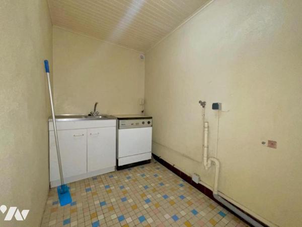 A VENDRE ANCIEN CAFE ET GARAGE A  SAINT DENIS EN MARGERIDE