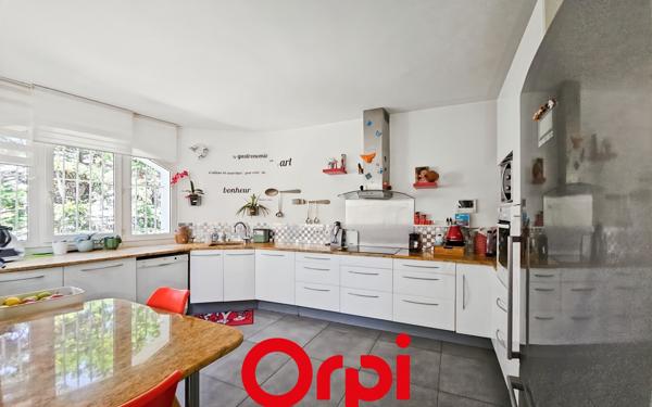 Appartement à vendre    5 pièces • 206 m2 Marseille 12