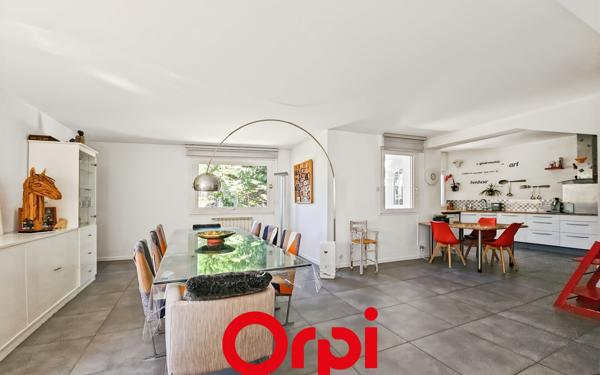 Appartement à vendre    5 pièces • 206 m2 Marseille 12