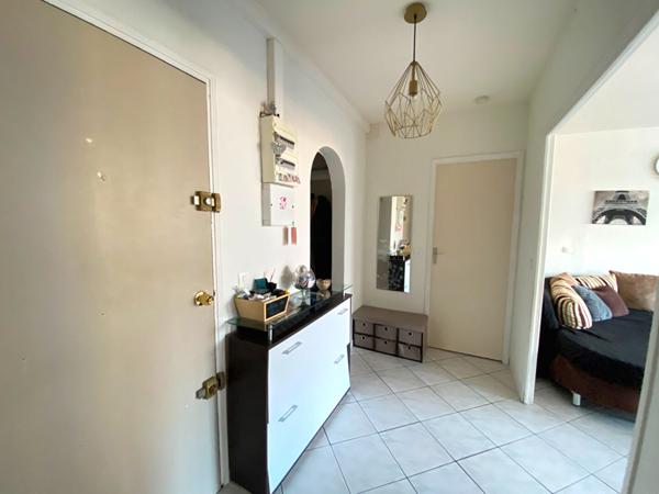 GRAND APPARTEMENT DE 4 PIECES A VENDRE A PLAISIR - GARE DE PLAISIR GRIGNON