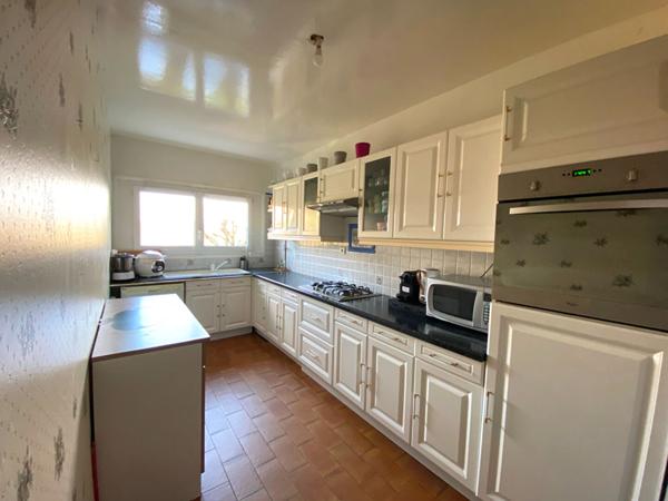 GRAND APPARTEMENT DE 4 PIECES A VENDRE A PLAISIR - GARE DE PLAISIR GRIGNON