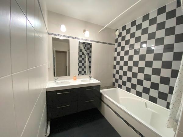 GRAND APPARTEMENT DE 4 PIECES A VENDRE A PLAISIR - GARE DE PLAISIR GRIGNON