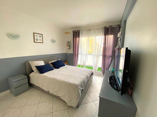 GRAND APPARTEMENT DE 4 PIECES A VENDRE A PLAISIR - GARE DE PLAISIR GRIGNON