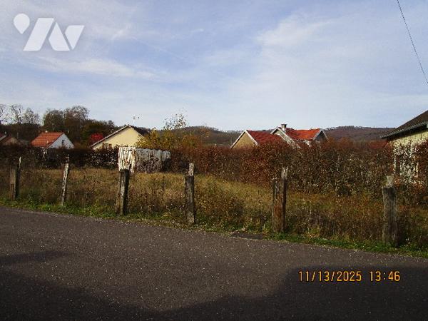 CHAMPAGNEY : Secteur Calme : Parcelle de terrain à bâtir non viabilisée,  de 5 ares 88 centiares