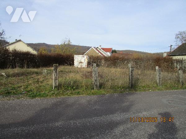 CHAMPAGNEY : Secteur Calme : Parcelle de terrain à bâtir non viabilisée,  de 5 ares 88 centiares