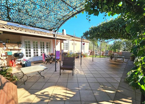 Villa 234m² , plain-pied avec piscine, vue dégagée , Cadre campagne à cuers