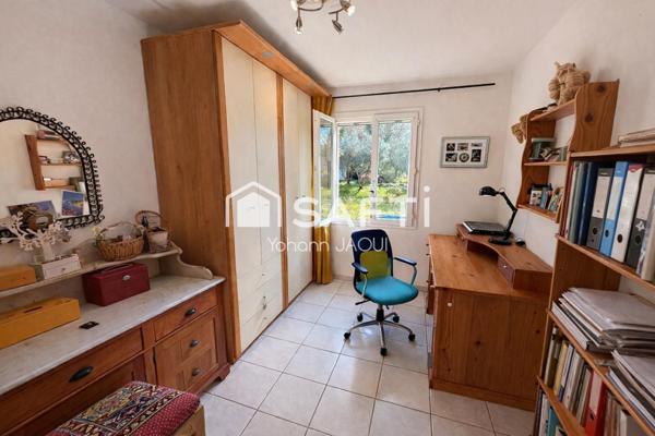 Maison T4 de plain-pied avec garage, terrain plat clôturé de 1500 m² et fort potentiel – Tourves