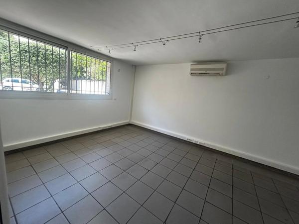 Location                                                      Local commercial
                        
                                         146 m2                     à Montpellier
