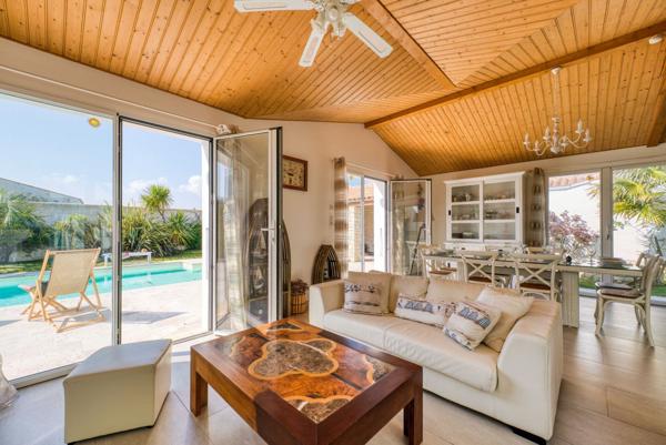 Un doux air méditerranéen pour cette villa de plain-pied avec piscine. Unique à Saint Pierre d'Oléro