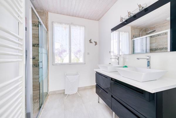 Un doux air méditerranéen pour cette villa de plain-pied avec piscine. Unique à Saint Pierre d'Oléro