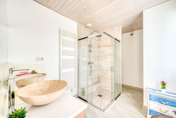 Un doux air méditerranéen pour cette villa de plain-pied avec piscine. Unique à Saint Pierre d'Oléro