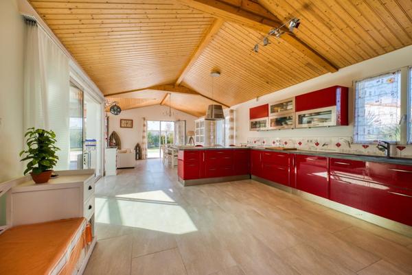 Un doux air méditerranéen pour cette villa de plain-pied avec piscine. Unique à Saint Pierre d'Oléro