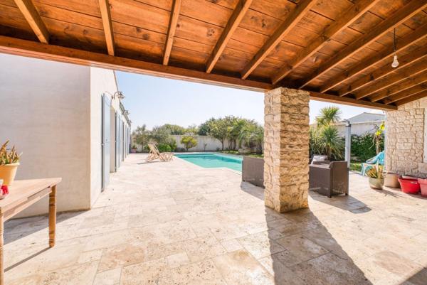 Un doux air méditerranéen pour cette villa de plain-pied avec piscine. Unique à Saint Pierre d'Oléro