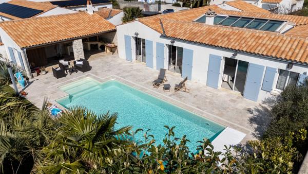Un doux air méditerranéen pour cette villa de plain-pied avec piscine. Unique à Saint Pierre d'Oléro