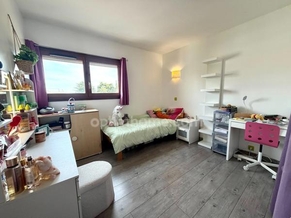 Appartement 4 pièces, 3 chambres / balcon / cave / parking / terrain de tennis