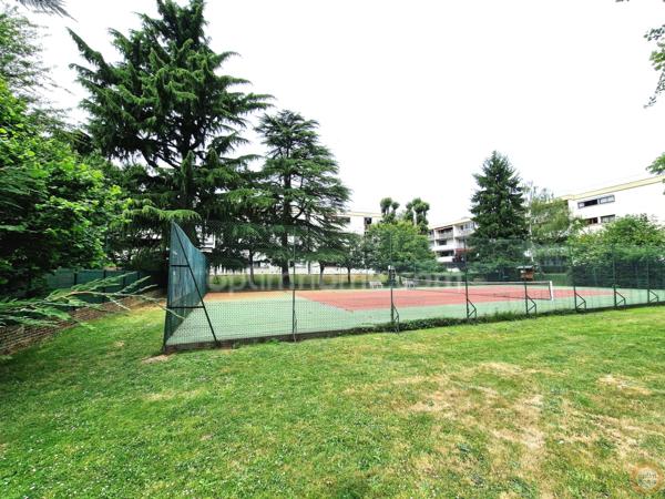 Appartement 4 pièces, 3 chambres / balcon / cave / parking / terrain de tennis