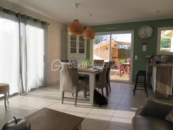Dpt LANDES (40), à saisir ce plain-pied situé centre ville d' Aire sur Adour au calme sur un Terrain clos et arboré de 760 m² 

Exceptionnel , cette jolie maison contemporaine et lumineuse  de Décembre 2020 vous offre :  
Bel espace de vie très lumineux donnant sur sa grande terrasse et cuisine d'été avec four à pain orientées sud, une cuisine entièrement équipée, 3 chambres, 1 salle d'eau avec douche Italienne, un cellier et  2 WC. Un garage attenant complète ce lot.

Coté technique, tout y est avec des prestations haut de gamme : une PAC réversible (pompe à chaleur) Aqua Air avec production d'eau chaude avec réglage individuel de température des pièces, des baies vitrées à galandage, volets roulants électriques à commande centralisée, porte de garage et portail à commandes électriques, visiophone, VMC, adoucisseur d'eau et assainissement collectif. Fibre en place.

Tout cela gratifié d'un excellent DPE avec la lettre A.
Ce plain pied RT 2012 est encore sous garantie décennale jusqu' à Décembre 2030 pour un achat en toute tranquillité.

Beau terrain clos, plat et arboré avec des arbres fruitiers, jardin et un forage pour l'arrosage automatique.

Océan / montagne à 1H15 minutes de route…

Si vous rêvez d'un bien exceptionnel sous garantie décennale au calme pour poser vos valises, c'est incontestablement ici...
 A visiter sans tarder, Affaire à saisir pour ce bien exceptionnel à prix canon et rare sur le marché……

Contactez Frédéric pour vous organiser une visite.