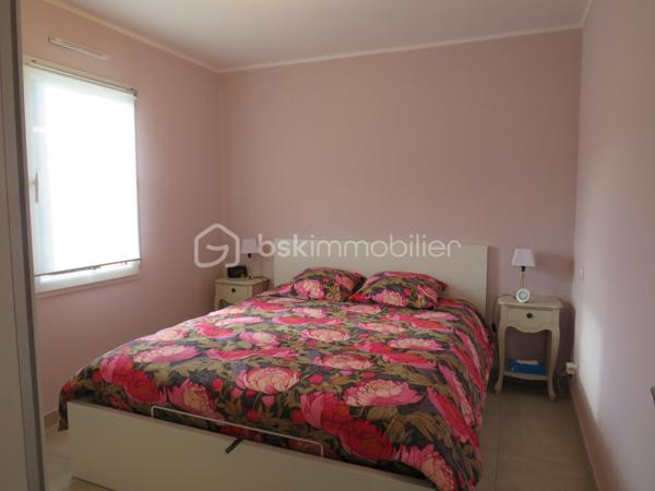 Dpt LANDES (40), à saisir ce plain-pied situé centre ville d' Aire sur Adour au calme sur un Terrain clos et arboré de 760 m² 

Exceptionnel , cette jolie maison contemporaine et lumineuse  de Décembre 2020 vous offre :  
Bel espace de vie très lumineux donnant sur sa grande terrasse et cuisine d'été avec four à pain orientées sud, une cuisine entièrement équipée, 3 chambres, 1 salle d'eau avec douche Italienne, un cellier et  2 WC. Un garage attenant complète ce lot.

Coté technique, tout y est avec des prestations haut de gamme : une PAC réversible (pompe à chaleur) Aqua Air avec production d'eau chaude avec réglage individuel de température des pièces, des baies vitrées à galandage, volets roulants électriques à commande centralisée, porte de garage et portail à commandes électriques, visiophone, VMC, adoucisseur d'eau et assainissement collectif. Fibre en place.

Tout cela gratifié d'un excellent DPE avec la lettre A.
Ce plain pied RT 2012 est encore sous garantie décennale jusqu' à Décembre 2030 pour un achat en toute tranquillité.

Beau terrain clos, plat et arboré avec des arbres fruitiers, jardin et un forage pour l'arrosage automatique.

Océan / montagne à 1H15 minutes de route…

Si vous rêvez d'un bien exceptionnel sous garantie décennale au calme pour poser vos valises, c'est incontestablement ici...
 A visiter sans tarder, Affaire à saisir pour ce bien exceptionnel à prix canon et rare sur le marché……

Contactez Frédéric pour vous organiser une visite.