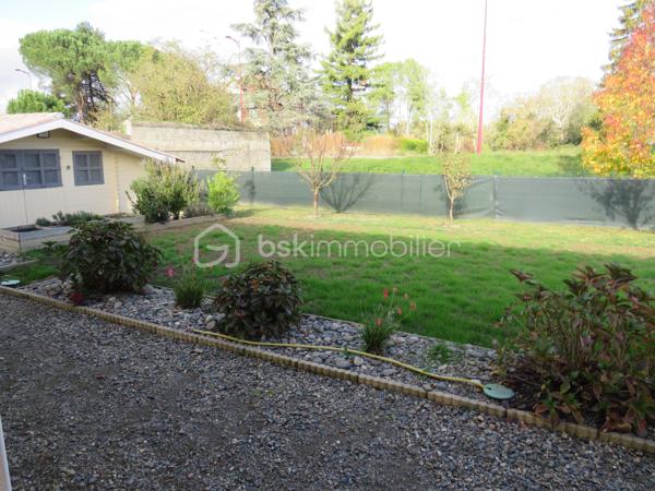Dpt LANDES (40), à saisir ce plain-pied situé centre ville d' Aire sur Adour au calme sur un Terrain clos et arboré de 760 m² 

Exceptionnel , cette jolie maison contemporaine et lumineuse  de Décembre 2020 vous offre :  
Bel espace de vie très lumineux donnant sur sa grande terrasse et cuisine d'été avec four à pain orientées sud, une cuisine entièrement équipée, 3 chambres, 1 salle d'eau avec douche Italienne, un cellier et  2 WC. Un garage attenant complète ce lot.

Coté technique, tout y est avec des prestations haut de gamme : une PAC réversible (pompe à chaleur) Aqua Air avec production d'eau chaude avec réglage individuel de température des pièces, des baies vitrées à galandage, volets roulants électriques à commande centralisée, porte de garage et portail à commandes électriques, visiophone, VMC, adoucisseur d'eau et assainissement collectif. Fibre en place.

Tout cela gratifié d'un excellent DPE avec la lettre A.
Ce plain pied RT 2012 est encore sous garantie décennale jusqu' à Décembre 2030 pour un achat en toute tranquillité.

Beau terrain clos, plat et arboré avec des arbres fruitiers, jardin et un forage pour l'arrosage automatique.

Océan / montagne à 1H15 minutes de route…

Si vous rêvez d'un bien exceptionnel sous garantie décennale au calme pour poser vos valises, c'est incontestablement ici...
 A visiter sans tarder, Affaire à saisir pour ce bien exceptionnel à prix canon et rare sur le marché……

Contactez Frédéric pour vous organiser une visite.