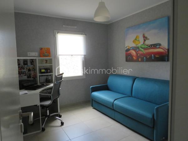 Dpt LANDES (40), à saisir ce plain-pied situé centre ville d' Aire sur Adour au calme sur un Terrain clos et arboré de 760 m² 

Exceptionnel , cette jolie maison contemporaine et lumineuse  de Décembre 2020 vous offre :  
Bel espace de vie très lumineux donnant sur sa grande terrasse et cuisine d'été avec four à pain orientées sud, une cuisine entièrement équipée, 3 chambres, 1 salle d'eau avec douche Italienne, un cellier et  2 WC. Un garage attenant complète ce lot.

Coté technique, tout y est avec des prestations haut de gamme : une PAC réversible (pompe à chaleur) Aqua Air avec production d'eau chaude avec réglage individuel de température des pièces, des baies vitrées à galandage, volets roulants électriques à commande centralisée, porte de garage et portail à commandes électriques, visiophone, VMC, adoucisseur d'eau et assainissement collectif. Fibre en place.

Tout cela gratifié d'un excellent DPE avec la lettre A.
Ce plain pied RT 2012 est encore sous garantie décennale jusqu' à Décembre 2030 pour un achat en toute tranquillité.

Beau terrain clos, plat et arboré avec des arbres fruitiers, jardin et un forage pour l'arrosage automatique.

Océan / montagne à 1H15 minutes de route…

Si vous rêvez d'un bien exceptionnel sous garantie décennale au calme pour poser vos valises, c'est incontestablement ici...
 A visiter sans tarder, Affaire à saisir pour ce bien exceptionnel à prix canon et rare sur le marché……

Contactez Frédéric pour vous organiser une visite.