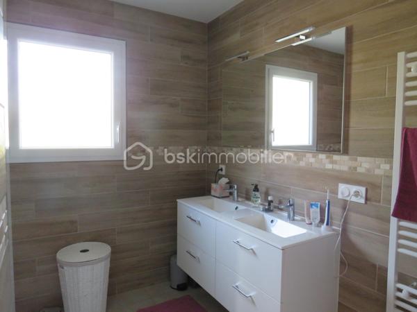 Dpt LANDES (40), à saisir ce plain-pied situé centre ville d' Aire sur Adour au calme sur un Terrain clos et arboré de 760 m² 

Exceptionnel , cette jolie maison contemporaine et lumineuse  de Décembre 2020 vous offre :  
Bel espace de vie très lumineux donnant sur sa grande terrasse et cuisine d'été avec four à pain orientées sud, une cuisine entièrement équipée, 3 chambres, 1 salle d'eau avec douche Italienne, un cellier et  2 WC. Un garage attenant complète ce lot.

Coté technique, tout y est avec des prestations haut de gamme : une PAC réversible (pompe à chaleur) Aqua Air avec production d'eau chaude avec réglage individuel de température des pièces, des baies vitrées à galandage, volets roulants électriques à commande centralisée, porte de garage et portail à commandes électriques, visiophone, VMC, adoucisseur d'eau et assainissement collectif. Fibre en place.

Tout cela gratifié d'un excellent DPE avec la lettre A.
Ce plain pied RT 2012 est encore sous garantie décennale jusqu' à Décembre 2030 pour un achat en toute tranquillité.

Beau terrain clos, plat et arboré avec des arbres fruitiers, jardin et un forage pour l'arrosage automatique.

Océan / montagne à 1H15 minutes de route…

Si vous rêvez d'un bien exceptionnel sous garantie décennale au calme pour poser vos valises, c'est incontestablement ici...
 A visiter sans tarder, Affaire à saisir pour ce bien exceptionnel à prix canon et rare sur le marché……

Contactez Frédéric pour vous organiser une visite.