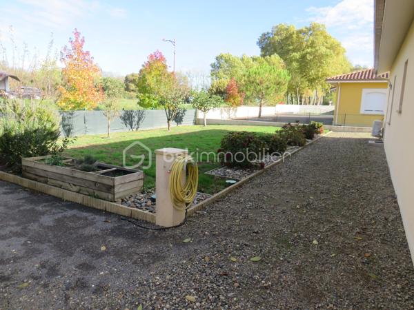 Dpt LANDES (40), à saisir ce plain-pied situé centre ville d' Aire sur Adour au calme sur un Terrain clos et arboré de 760 m² 

Exceptionnel , cette jolie maison contemporaine et lumineuse  de Décembre 2020 vous offre :  
Bel espace de vie très lumineux donnant sur sa grande terrasse et cuisine d'été avec four à pain orientées sud, une cuisine entièrement équipée, 3 chambres, 1 salle d'eau avec douche Italienne, un cellier et  2 WC. Un garage attenant complète ce lot.

Coté technique, tout y est avec des prestations haut de gamme : une PAC réversible (pompe à chaleur) Aqua Air avec production d'eau chaude avec réglage individuel de température des pièces, des baies vitrées à galandage, volets roulants électriques à commande centralisée, porte de garage et portail à commandes électriques, visiophone, VMC, adoucisseur d'eau et assainissement collectif. Fibre en place.

Tout cela gratifié d'un excellent DPE avec la lettre A.
Ce plain pied RT 2012 est encore sous garantie décennale jusqu' à Décembre 2030 pour un achat en toute tranquillité.

Beau terrain clos, plat et arboré avec des arbres fruitiers, jardin et un forage pour l'arrosage automatique.

Océan / montagne à 1H15 minutes de route…

Si vous rêvez d'un bien exceptionnel sous garantie décennale au calme pour poser vos valises, c'est incontestablement ici...
 A visiter sans tarder, Affaire à saisir pour ce bien exceptionnel à prix canon et rare sur le marché……

Contactez Frédéric pour vous organiser une visite.