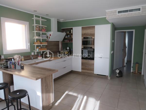 Dpt LANDES (40), à saisir ce plain-pied situé centre ville d' Aire sur Adour au calme sur un Terrain clos et arboré de 760 m² 

Exceptionnel , cette jolie maison contemporaine et lumineuse  de Décembre 2020 vous offre :  
Bel espace de vie très lumineux donnant sur sa grande terrasse et cuisine d'été avec four à pain orientées sud, une cuisine entièrement équipée, 3 chambres, 1 salle d'eau avec douche Italienne, un cellier et  2 WC. Un garage attenant complète ce lot.

Coté technique, tout y est avec des prestations haut de gamme : une PAC réversible (pompe à chaleur) Aqua Air avec production d'eau chaude avec réglage individuel de température des pièces, des baies vitrées à galandage, volets roulants électriques à commande centralisée, porte de garage et portail à commandes électriques, visiophone, VMC, adoucisseur d'eau et assainissement collectif. Fibre en place.

Tout cela gratifié d'un excellent DPE avec la lettre A.
Ce plain pied RT 2012 est encore sous garantie décennale jusqu' à Décembre 2030 pour un achat en toute tranquillité.

Beau terrain clos, plat et arboré avec des arbres fruitiers, jardin et un forage pour l'arrosage automatique.

Océan / montagne à 1H15 minutes de route…

Si vous rêvez d'un bien exceptionnel sous garantie décennale au calme pour poser vos valises, c'est incontestablement ici...
 A visiter sans tarder, Affaire à saisir pour ce bien exceptionnel à prix canon et rare sur le marché……

Contactez Frédéric pour vous organiser une visite.