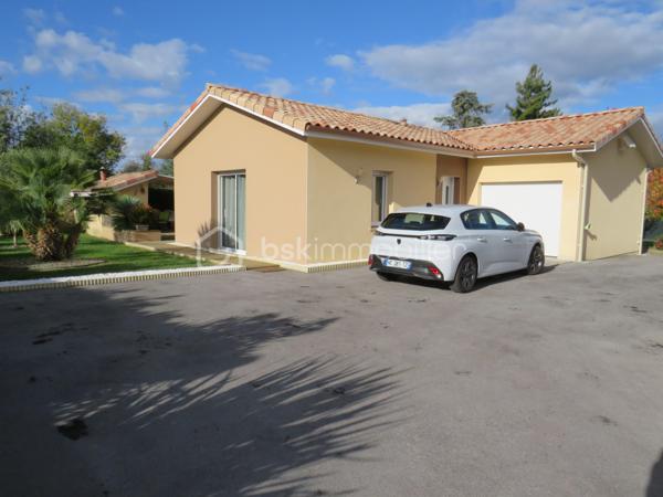 Dpt LANDES (40), à saisir ce plain-pied situé centre ville d' Aire sur Adour au calme sur un Terrain clos et arboré de 760 m² 

Exceptionnel , cette jolie maison contemporaine et lumineuse  de Décembre 2020 vous offre :  
Bel espace de vie très lumineux donnant sur sa grande terrasse et cuisine d'été avec four à pain orientées sud, une cuisine entièrement équipée, 3 chambres, 1 salle d'eau avec douche Italienne, un cellier et  2 WC. Un garage attenant complète ce lot.

Coté technique, tout y est avec des prestations haut de gamme : une PAC réversible (pompe à chaleur) Aqua Air avec production d'eau chaude avec réglage individuel de température des pièces, des baies vitrées à galandage, volets roulants électriques à commande centralisée, porte de garage et portail à commandes électriques, visiophone, VMC, adoucisseur d'eau et assainissement collectif. Fibre en place.

Tout cela gratifié d'un excellent DPE avec la lettre A.
Ce plain pied RT 2012 est encore sous garantie décennale jusqu' à Décembre 2030 pour un achat en toute tranquillité.

Beau terrain clos, plat et arboré avec des arbres fruitiers, jardin et un forage pour l'arrosage automatique.

Océan / montagne à 1H15 minutes de route…

Si vous rêvez d'un bien exceptionnel sous garantie décennale au calme pour poser vos valises, c'est incontestablement ici...
 A visiter sans tarder, Affaire à saisir pour ce bien exceptionnel à prix canon et rare sur le marché……

Contactez Frédéric pour vous organiser une visite.