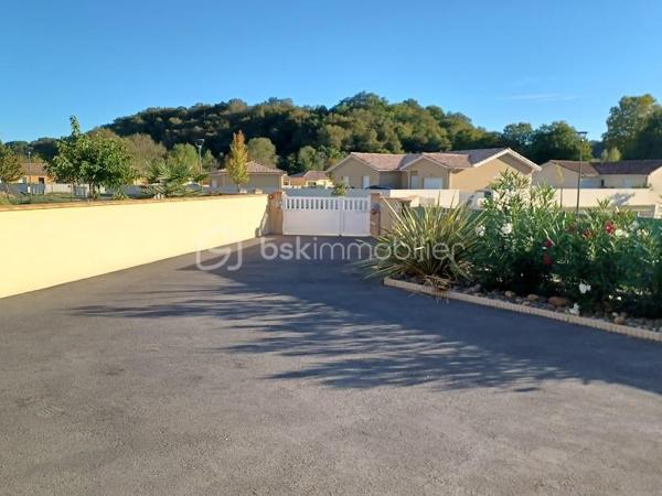 Dpt LANDES (40), à saisir ce plain-pied situé centre ville d' Aire sur Adour au calme sur un Terrain clos et arboré de 760 m² 

Exceptionnel , cette jolie maison contemporaine et lumineuse  de Décembre 2020 vous offre :  
Bel espace de vie très lumineux donnant sur sa grande terrasse et cuisine d'été avec four à pain orientées sud, une cuisine entièrement équipée, 3 chambres, 1 salle d'eau avec douche Italienne, un cellier et  2 WC. Un garage attenant complète ce lot.

Coté technique, tout y est avec des prestations haut de gamme : une PAC réversible (pompe à chaleur) Aqua Air avec production d'eau chaude avec réglage individuel de température des pièces, des baies vitrées à galandage, volets roulants électriques à commande centralisée, porte de garage et portail à commandes électriques, visiophone, VMC, adoucisseur d'eau et assainissement collectif. Fibre en place.

Tout cela gratifié d'un excellent DPE avec la lettre A.
Ce plain pied RT 2012 est encore sous garantie décennale jusqu' à Décembre 2030 pour un achat en toute tranquillité.

Beau terrain clos, plat et arboré avec des arbres fruitiers, jardin et un forage pour l'arrosage automatique.

Océan / montagne à 1H15 minutes de route…

Si vous rêvez d'un bien exceptionnel sous garantie décennale au calme pour poser vos valises, c'est incontestablement ici...
 A visiter sans tarder, Affaire à saisir pour ce bien exceptionnel à prix canon et rare sur le marché……

Contactez Frédéric pour vous organiser une visite.