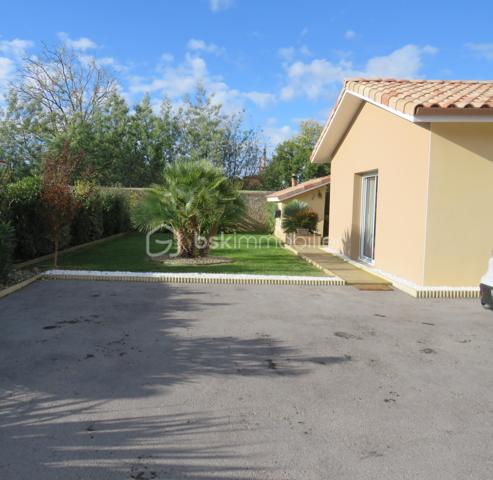 Dpt LANDES (40), à saisir ce plain-pied situé centre ville d' Aire sur Adour au calme sur un Terrain clos et arboré de 760 m² 

Exceptionnel , cette jolie maison contemporaine et lumineuse  de Décembre 2020 vous offre :  
Bel espace de vie très lumineux donnant sur sa grande terrasse et cuisine d'été avec four à pain orientées sud, une cuisine entièrement équipée, 3 chambres, 1 salle d'eau avec douche Italienne, un cellier et  2 WC. Un garage attenant complète ce lot.

Coté technique, tout y est avec des prestations haut de gamme : une PAC réversible (pompe à chaleur) Aqua Air avec production d'eau chaude avec réglage individuel de température des pièces, des baies vitrées à galandage, volets roulants électriques à commande centralisée, porte de garage et portail à commandes électriques, visiophone, VMC, adoucisseur d'eau et assainissement collectif. Fibre en place.

Tout cela gratifié d'un excellent DPE avec la lettre A.
Ce plain pied RT 2012 est encore sous garantie décennale jusqu' à Décembre 2030 pour un achat en toute tranquillité.

Beau terrain clos, plat et arboré avec des arbres fruitiers, jardin et un forage pour l'arrosage automatique.

Océan / montagne à 1H15 minutes de route…

Si vous rêvez d'un bien exceptionnel sous garantie décennale au calme pour poser vos valises, c'est incontestablement ici...
 A visiter sans tarder, Affaire à saisir pour ce bien exceptionnel à prix canon et rare sur le marché……

Contactez Frédéric pour vous organiser une visite.