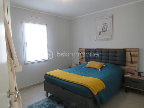 Dpt LANDES (40), à saisir ce plain-pied situé centre ville d' Aire sur Adour au calme sur un Terrain clos et arboré de 760 m² 

Exceptionnel , cette jolie maison contemporaine et lumineuse  de Décembre 2020 vous offre :  
Bel espace de vie très lumineux donnant sur sa grande terrasse et cuisine d'été avec four à pain orientées sud, une cuisine entièrement équipée, 3 chambres, 1 salle d'eau avec douche Italienne, un cellier et  2 WC. Un garage attenant complète ce lot.

Coté technique, tout y est avec des prestations haut de gamme : une PAC réversible (pompe à chaleur) Aqua Air avec production d'eau chaude avec réglage individuel de température des pièces, des baies vitrées à galandage, volets roulants électriques à commande centralisée, porte de garage et portail à commandes électriques, visiophone, VMC, adoucisseur d'eau et assainissement collectif. Fibre en place.

Tout cela gratifié d'un excellent DPE avec la lettre A.
Ce plain pied RT 2012 est encore sous garantie décennale jusqu' à Décembre 2030 pour un achat en toute tranquillité.

Beau terrain clos, plat et arboré avec des arbres fruitiers, jardin et un forage pour l'arrosage automatique.

Océan / montagne à 1H15 minutes de route…

Si vous rêvez d'un bien exceptionnel sous garantie décennale au calme pour poser vos valises, c'est incontestablement ici...
 A visiter sans tarder, Affaire à saisir pour ce bien exceptionnel à prix canon et rare sur le marché……

Contactez Frédéric pour vous organiser une visite.