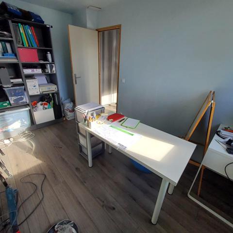 4 PIECES  DANS PETITE RESIDENCE AVEC FAIBLES CHARGES