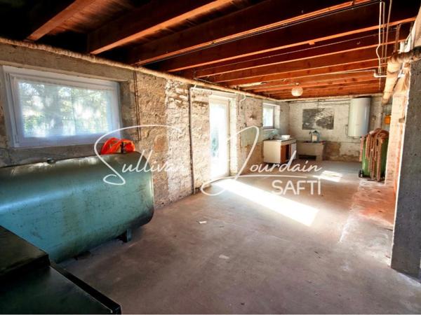 Maison à rénover proche des commodités.