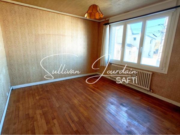 Maison à rénover proche des commodités.