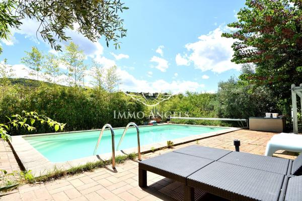 Villa de plain-pied avec piscine