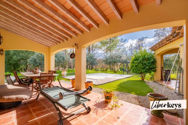 Un hectare de liberté : villa de 160 m² avec salle de cinéma privée.