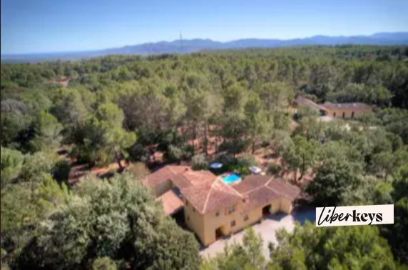 Un hectare de liberté : villa de 160 m² avec salle de cinéma privée.