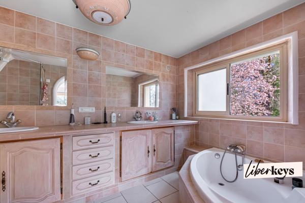 Un hectare de liberté : villa de 160 m² avec salle de cinéma privée.