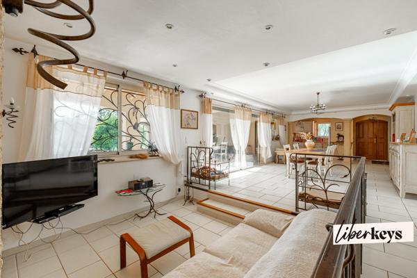 Un hectare de liberté : villa de 160 m² avec salle de cinéma privée.