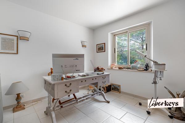 Un hectare de liberté : villa de 160 m² avec salle de cinéma privée.