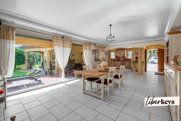 Un hectare de liberté : villa de 160 m² avec salle de cinéma privée.