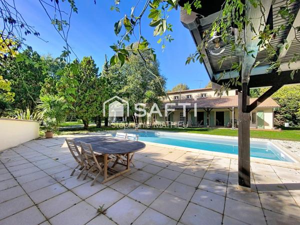 Villa avec piscine et parc arboré