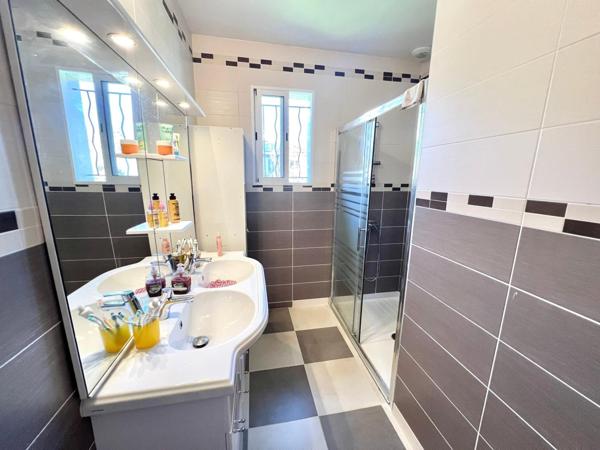 MAISON AVEC JARDIN ET GARAGE PROCHE CENTRE VILLE