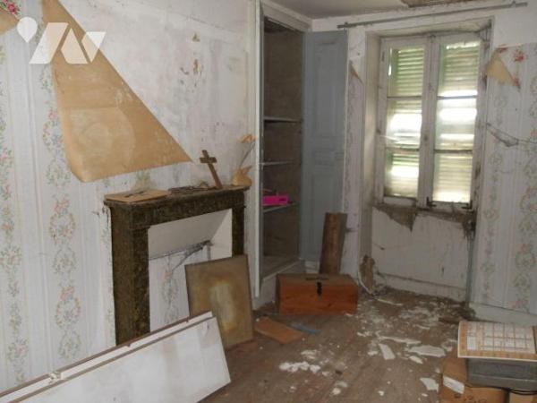 PREVERANGES (18) CHER, A vendre une maison de village (ancien moulin) sans jardin ni cour et en...