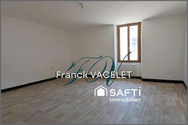 Maison en pierre rénovée avec terrasse au cœur de ville