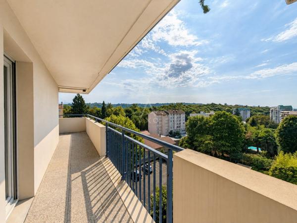 COUP DE COEUR ! T2 de 49 m² au calme avec terrasse d’angle de 23 m² - Vue Pyrénées