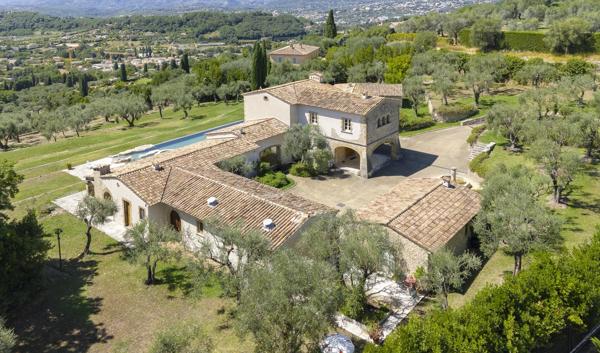 Luxueuse propriété avec vue mer panoramique.